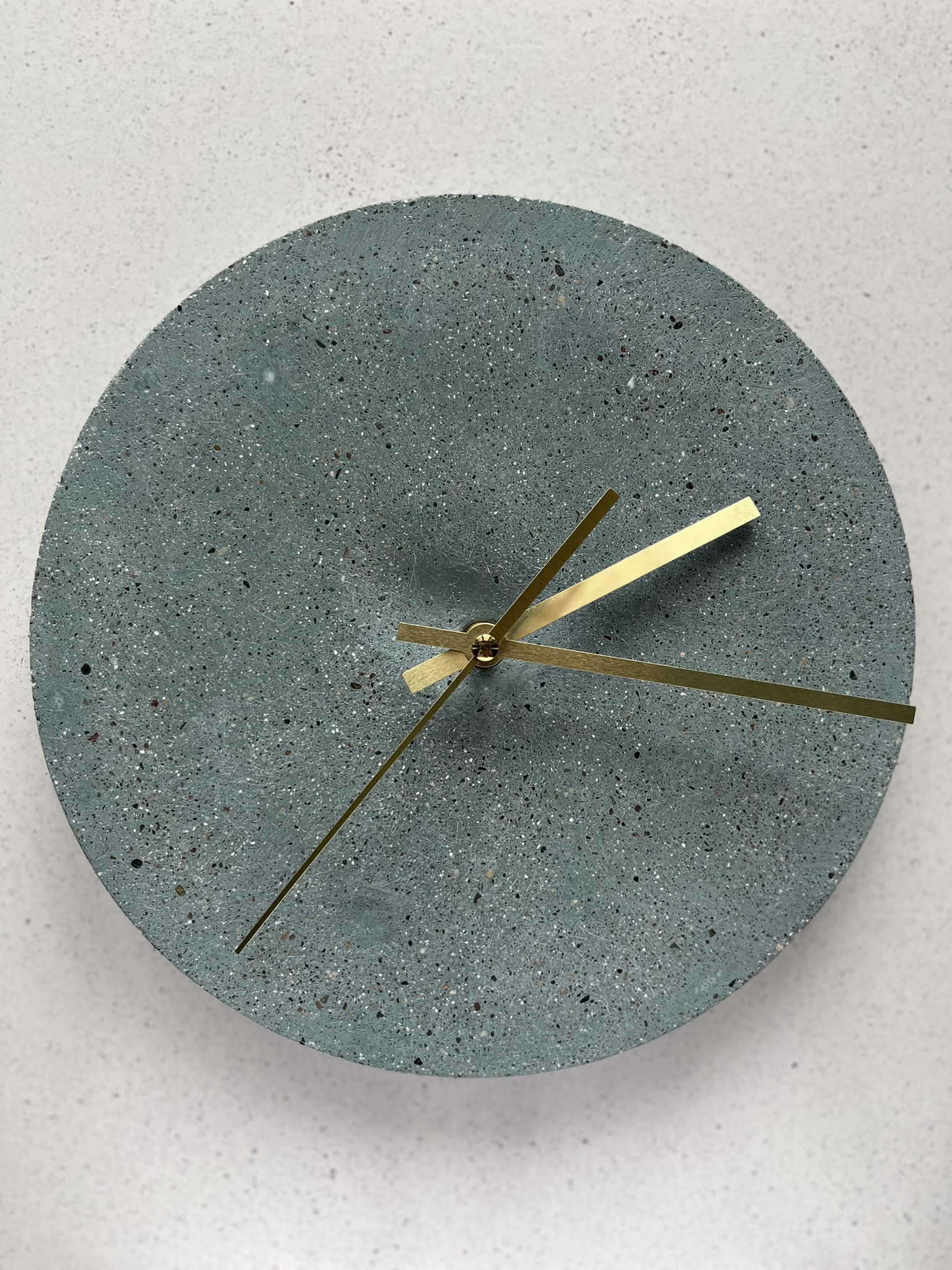 orologio da parete in cemento verde foresta