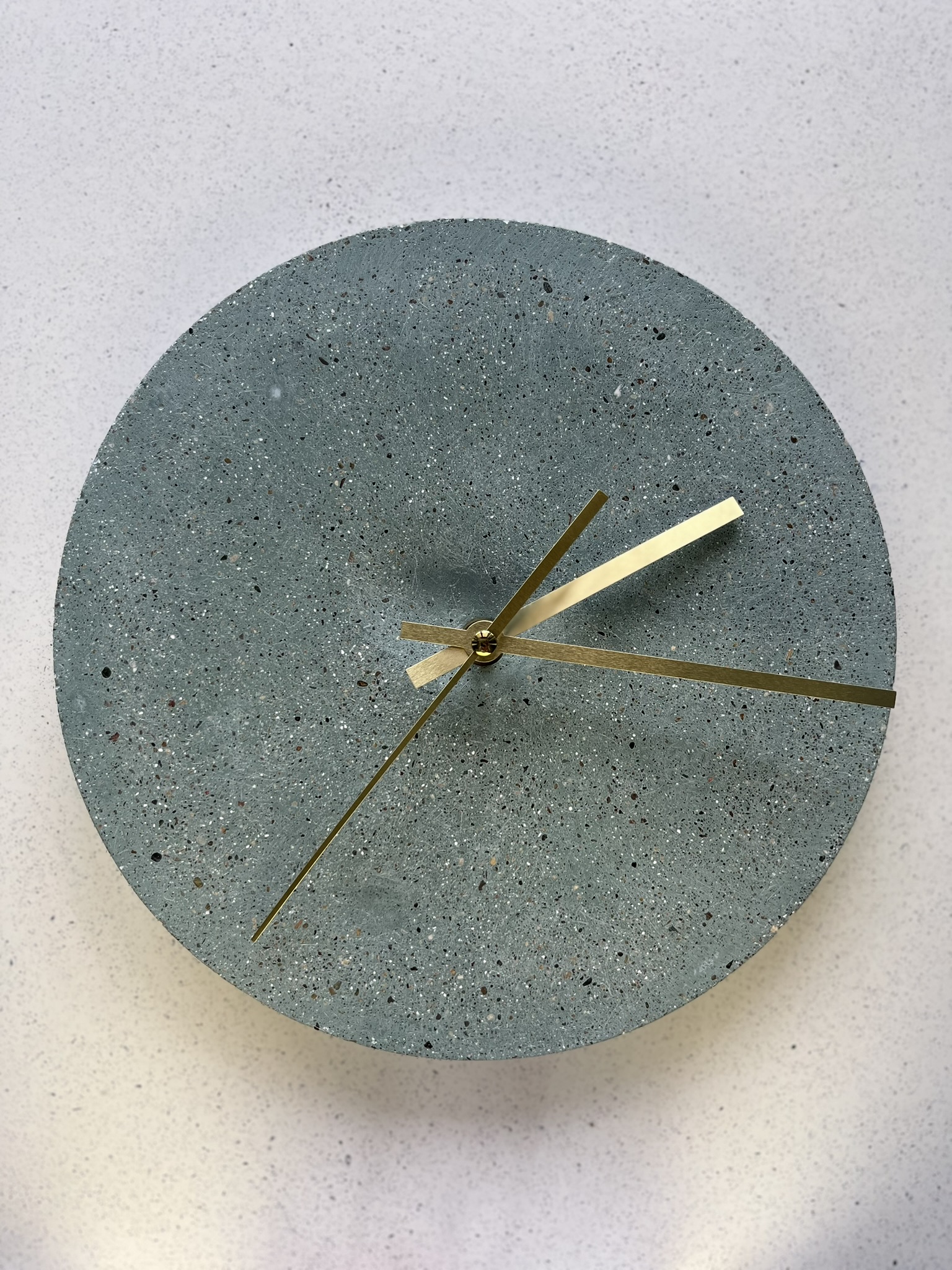 orologio in cemento da parete verde foresta