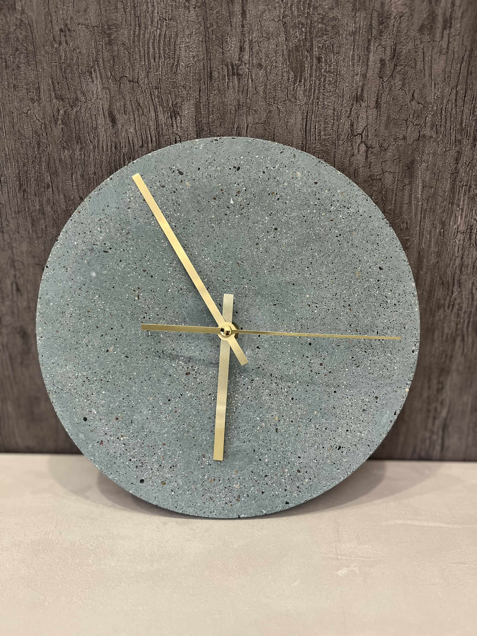 orologio verde foresta in cemento decorativo