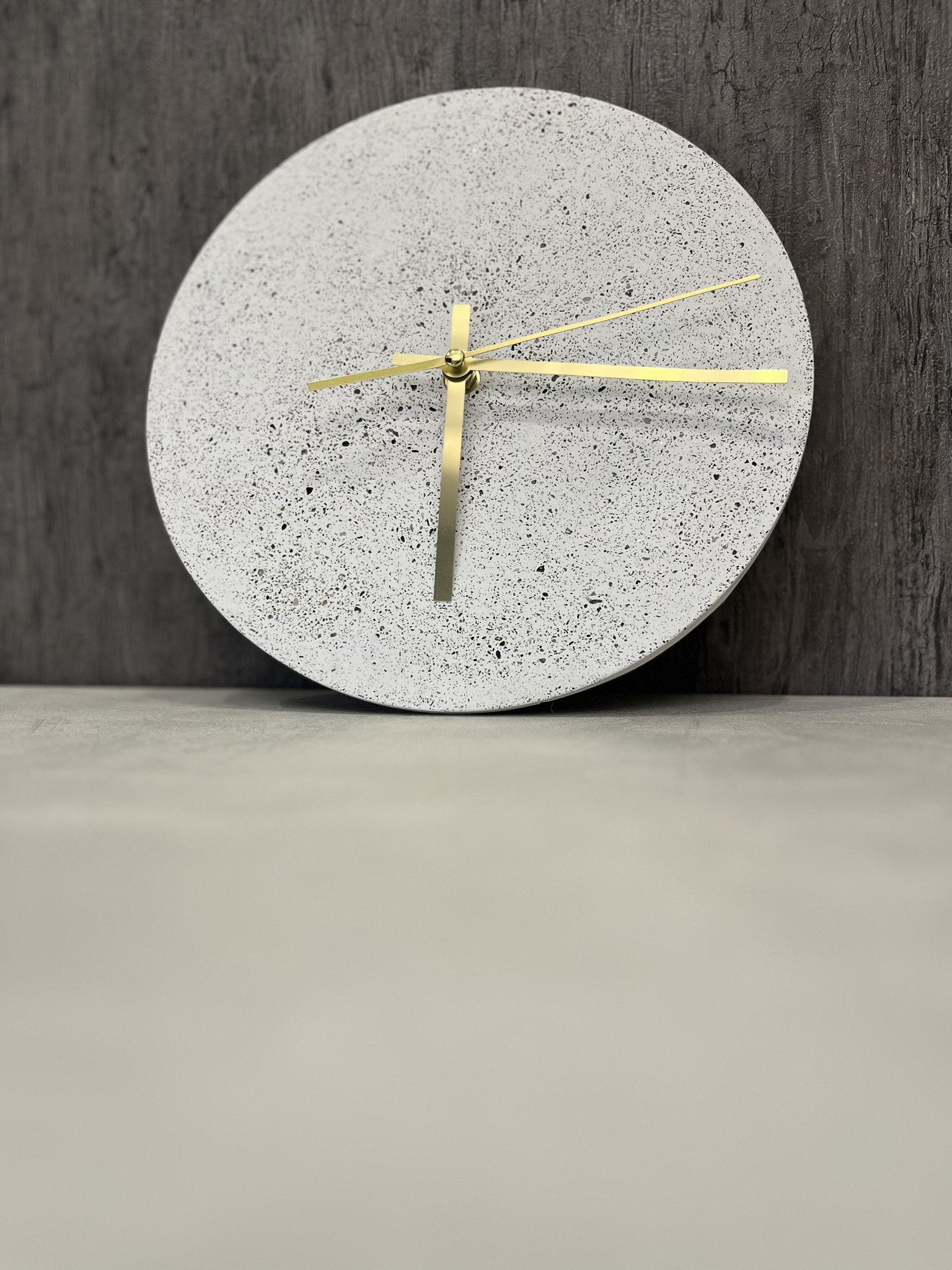 orologio da parete in cemento