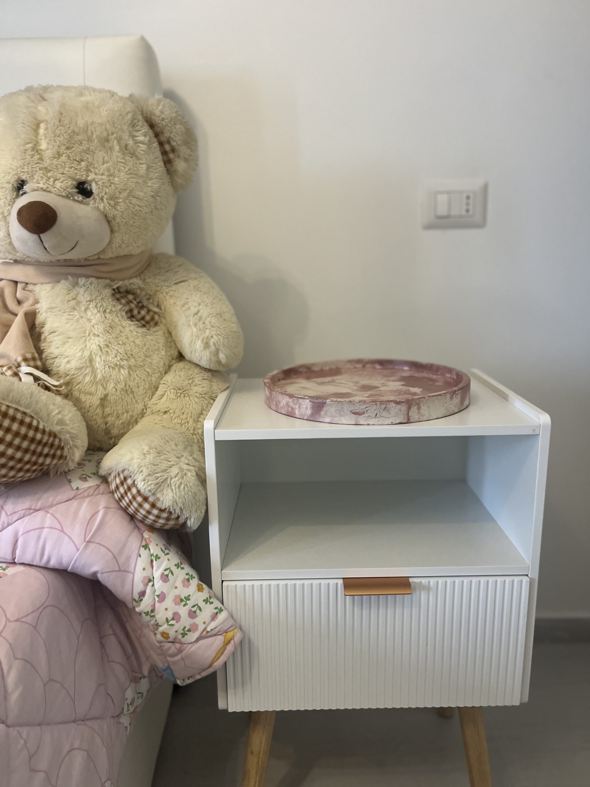 Vassoio artigianale in cemento decorativo rosa e bianco diametro 30 cm Collezione Golden Rose